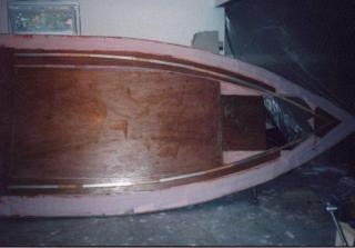 underneath hull.jpg (10210 bytes)